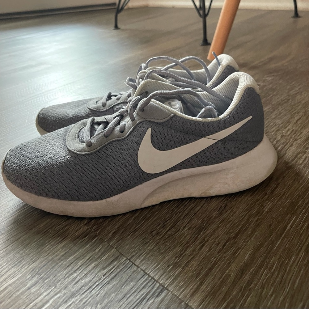 Grey Nike Roshe’s size 7.5